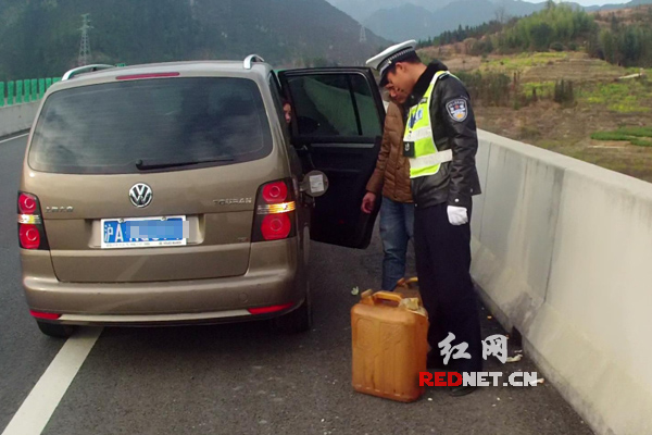  民警及时把油送到现场