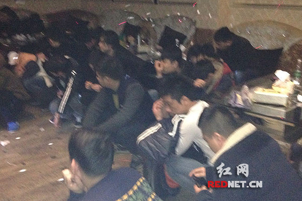 50余名涉嫌吸食毒品的违法人员被永州市公安局冷水滩分局当场抓获。