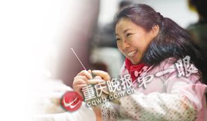 学过心理咨询的田吉利一边为客人修脚，一边和颜悦色地与顾客拉家常。