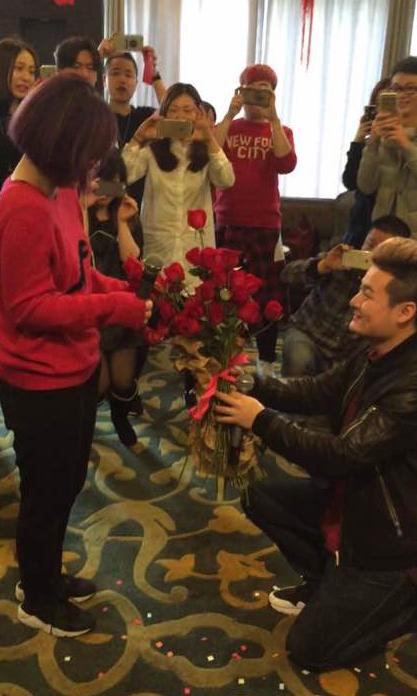 《快乐大本营》黑衣人小方当众求婚 女方落泪