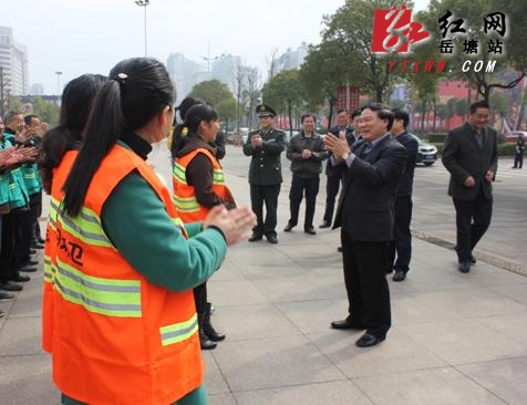 春节将至 胡伟林带队慰问岳塘区一线环卫工人