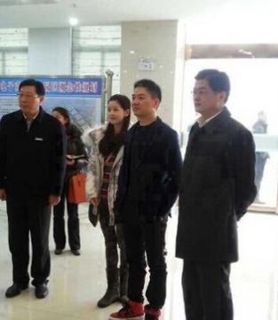 刘强东带奶茶妹妹回宿迁 参观电子商务产业园