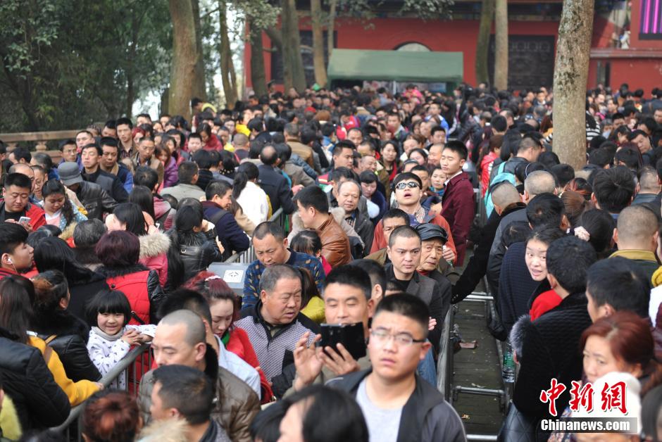 四川乐山大庙会引来上万民众