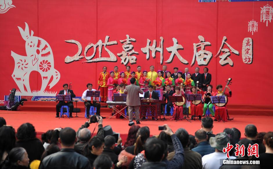 四川乐山大庙会引来上万民众