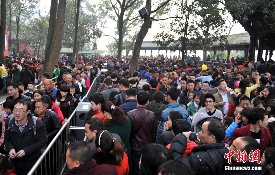 四川乐山大庙会引来上万民众