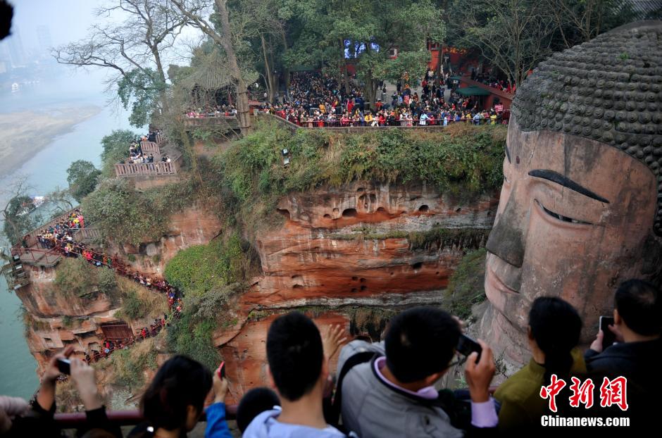 四川乐山大庙会引来上万民众