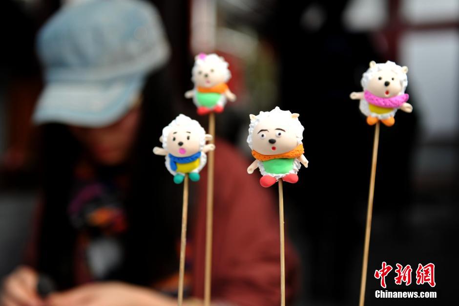 四川乐山大庙会引来上万民众