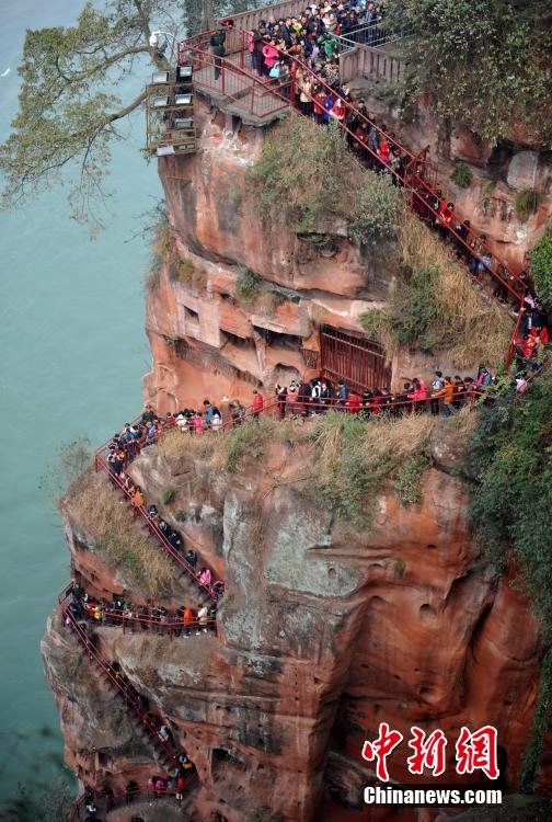 四川乐山大庙会引来上万民众