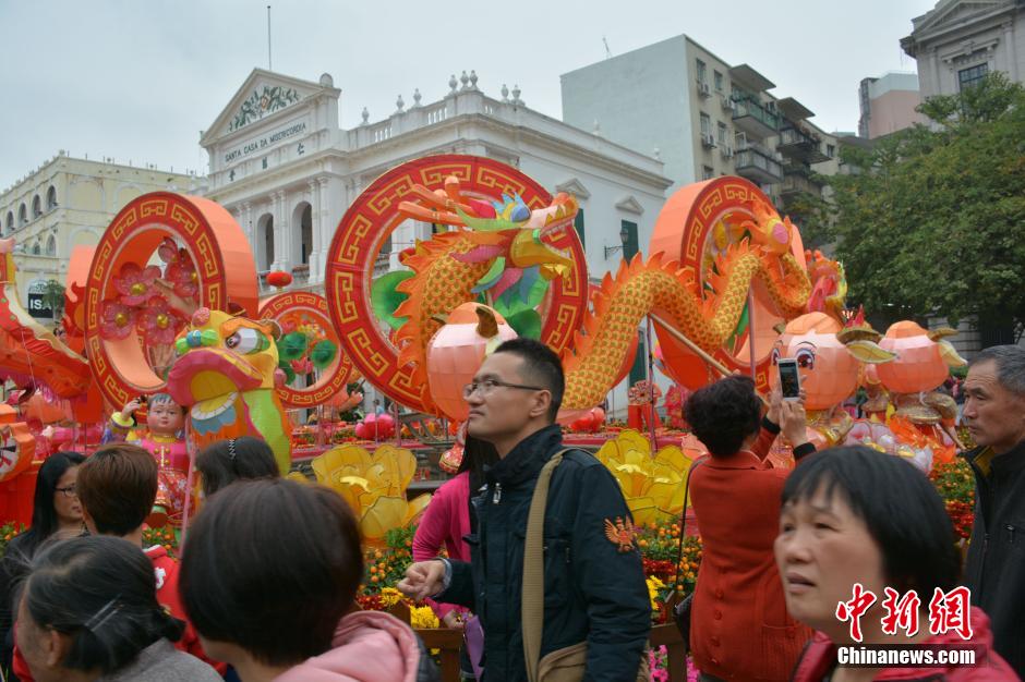 四川乐山大庙会引来上万民众