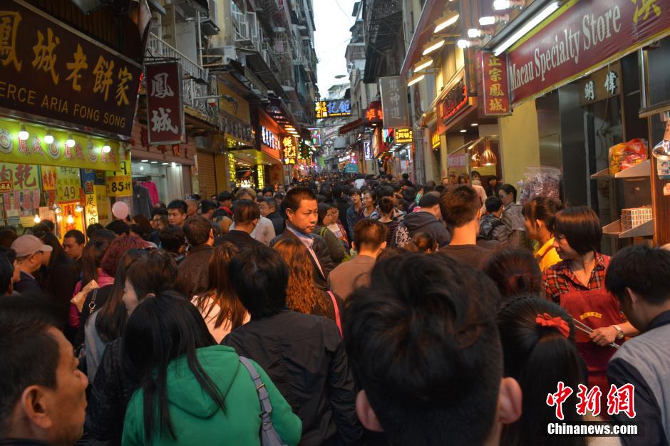 四川乐山大庙会引来上万民众