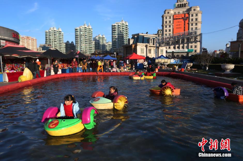 四川乐山大庙会引来上万民众