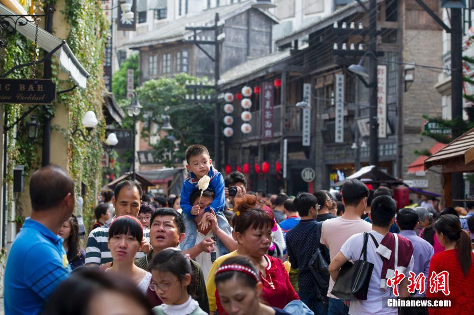 四川乐山大庙会引来上万民众