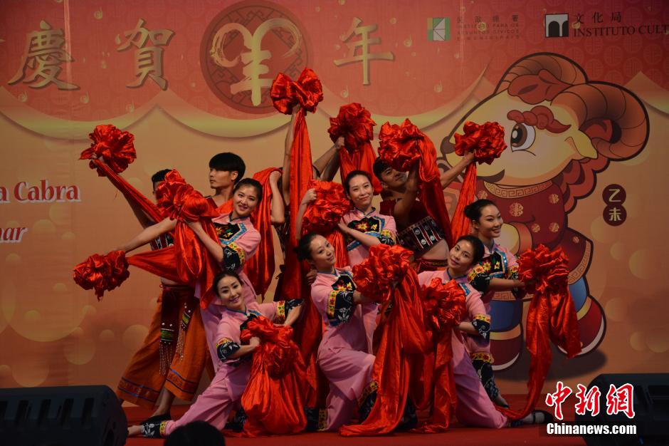 四川乐山大庙会引来上万民众