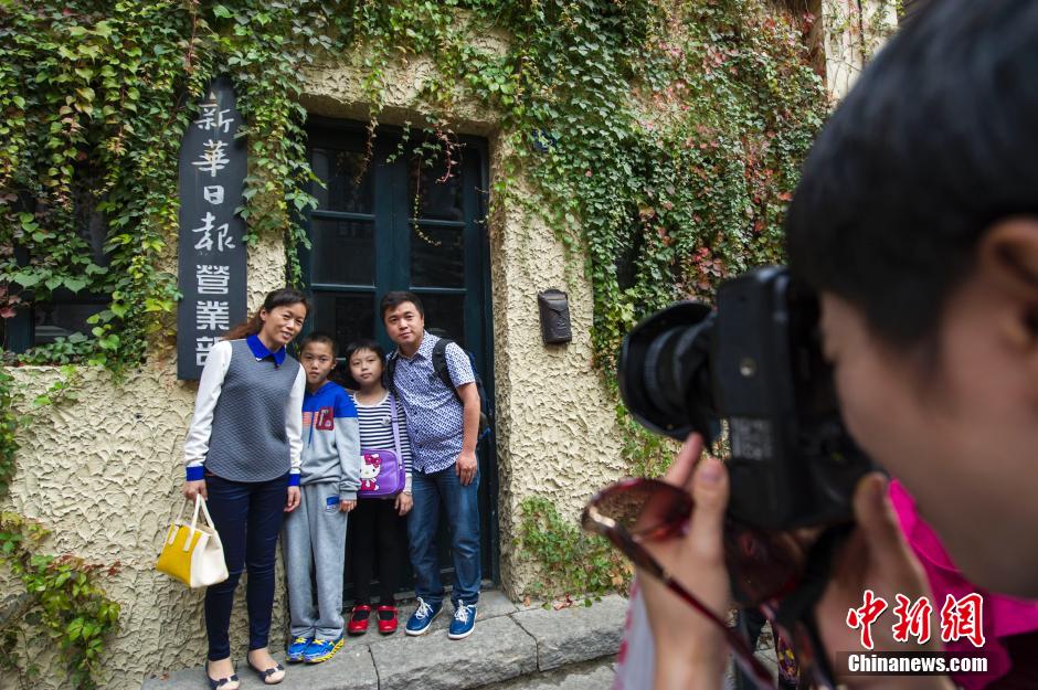 四川乐山大庙会引来上万民众