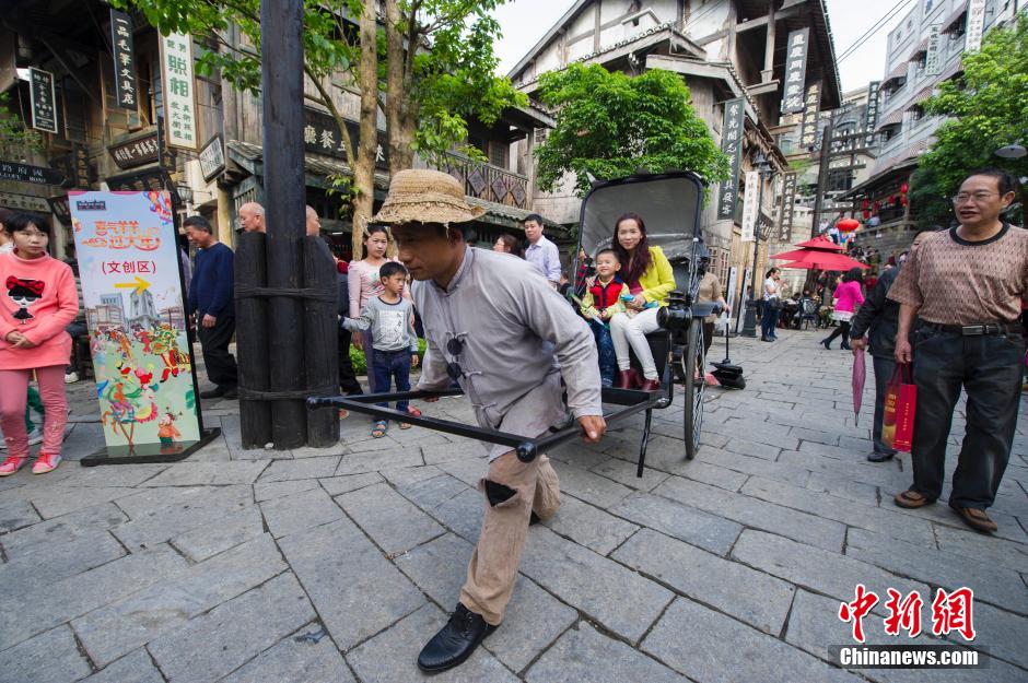 四川乐山大庙会引来上万民众