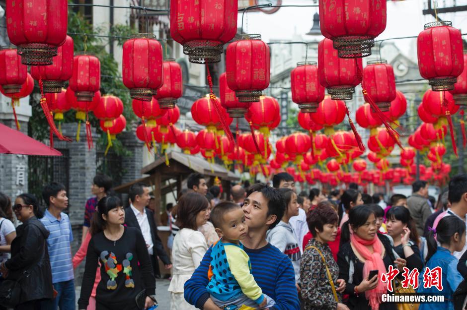 四川乐山大庙会引来上万民众