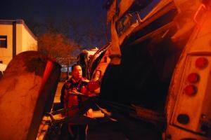 环卫工除夕夜在街边工作：确保初一早晨街道干净