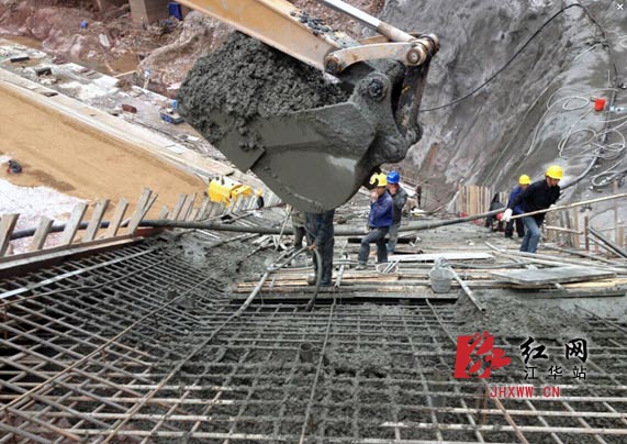 春节期间，涔天河“一号工程”工地上的建设者在大年除夕和初一仍在坚持施工。唐建国 摄