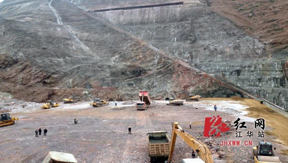 春节期间，涔天河水库扩建工程大坝正在紧张有序地施工。唐建国 摄