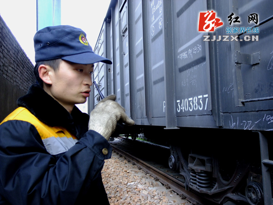 【新春•记者走基层】铁路“孝心哥”的调车探班