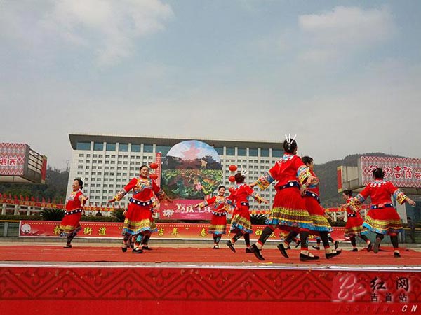 2月21日，来自吉首市各界的文化娱乐工作者、爱好者为市民带来丰富多彩的群众广场文化展演