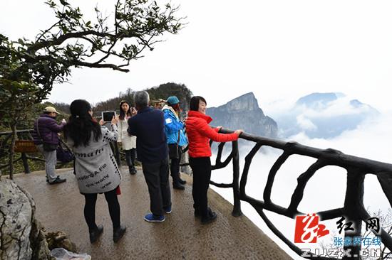 【我在张家界过春节】天门山雨后天晴现云海 游客爆棚景区提前停售票