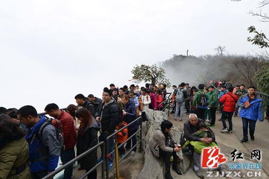 【我在张家界过春节】天门山雨后天晴现云海 游客爆棚景区提前停售票