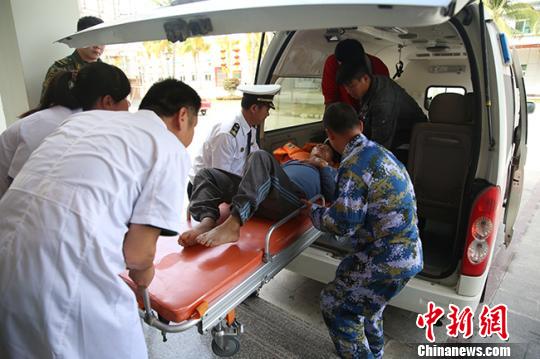 三沙市春节期间成功救助黄岩岛遇险渔民