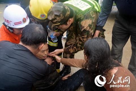 边防官兵给保管员喂水