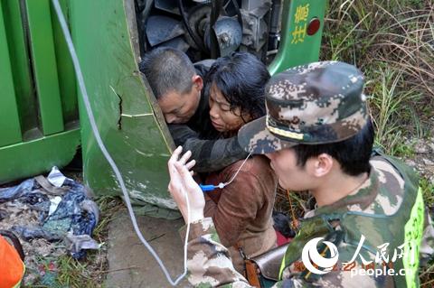 救援人员安慰伤员