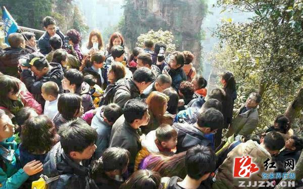 客流量单日同比增10倍 张家界武陵源迎来史上最火春节黄金周