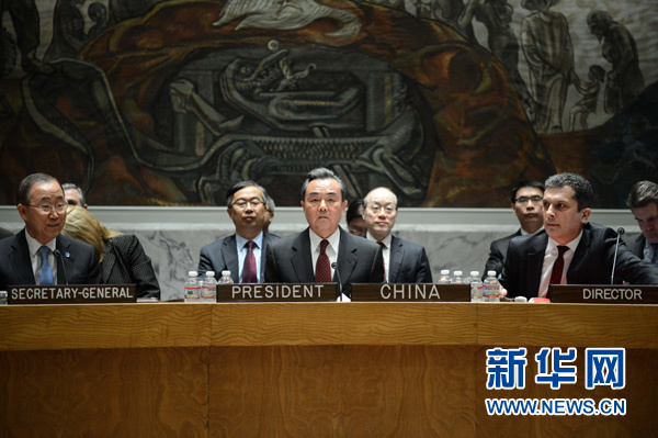 2月23日，外交部长王毅（中）在纽约联合国总部主持公开辩论会。当日，外交部长王毅在纽约联合国总部以安理会主席身份主持以国际和平与安全为主题的公开辩论会。新华社记者牛晓雷摄