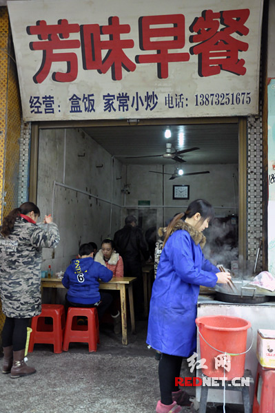 2月24日一大早，湖南省湘乡市棋梓桥镇街上的芳味早餐店已是人满为患。