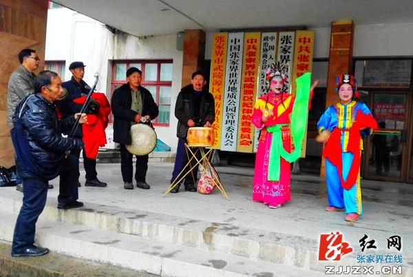 新春上班第一天:武陵源社区居民为政府送花灯