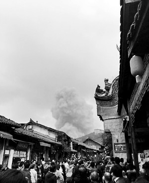 大图:成都龙泉驿区洛带古镇的游客拍到爆炸瞬间浓烟滚滚。小图:爆炸现场一片狼藉。
