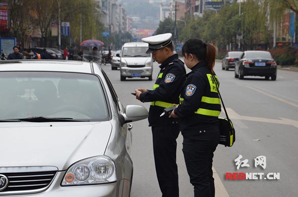 逐一检查过往车辆