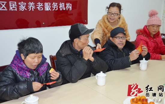 上班第一天 岳塘区民政局为福利院老人送温暖