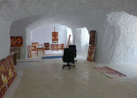 迪珀的洞穴屋,内墙被刷成白色,还铺了水泥地面,通过岩石壁上开凿的