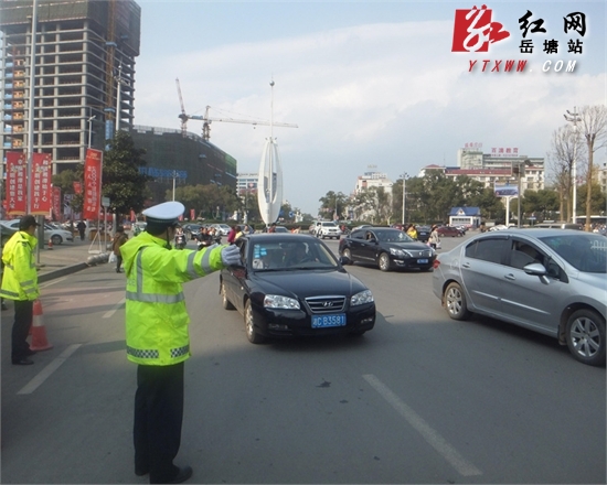 岳塘交警春节期间出动警力800余人次为平安出行“加油”