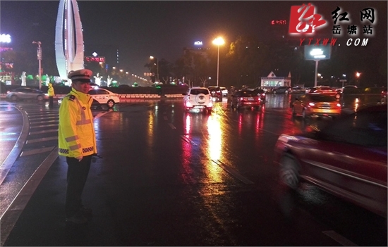 岳塘交警春节期间出动警力800余人次为平安出行“加油”