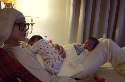 范玮琪晒抱双胞胎自拍：一个坐腿一个坐肚子