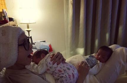 范玮琪晒抱双胞胎自拍：一个坐腿一个坐肚子