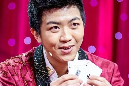 周家宏春晚表演纸牌魔术