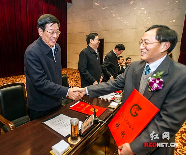 湖南省委书记、省人大常委会主任徐守盛[右一]等省领导为获得全省2014年度科技各奖项的单位和个人颁奖。
