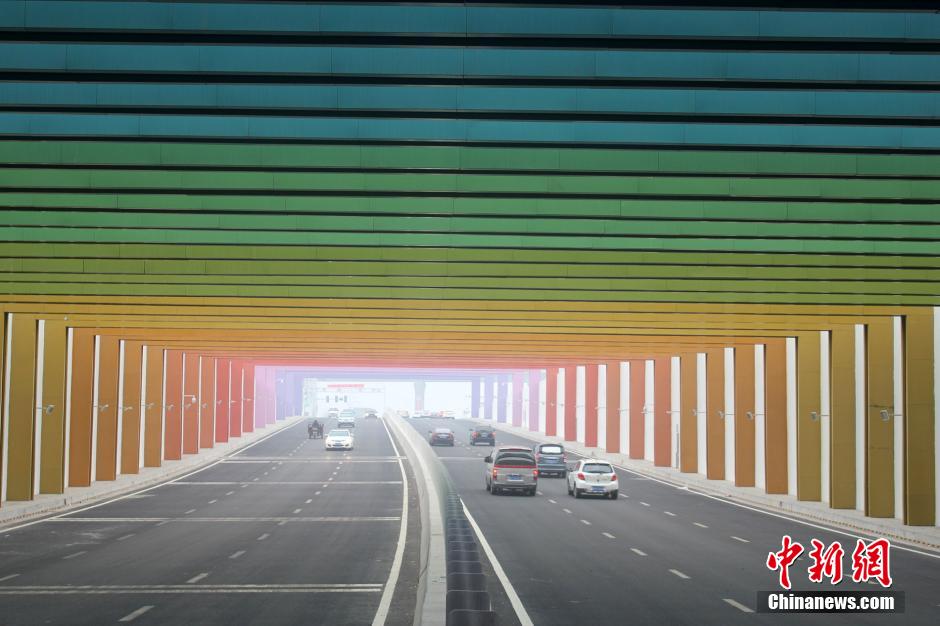 河南“彩虹隧道”酷炫缤纷