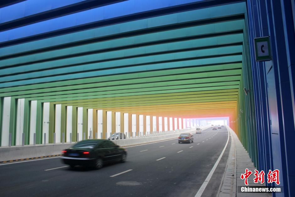 河南“彩虹隧道”酷炫缤纷