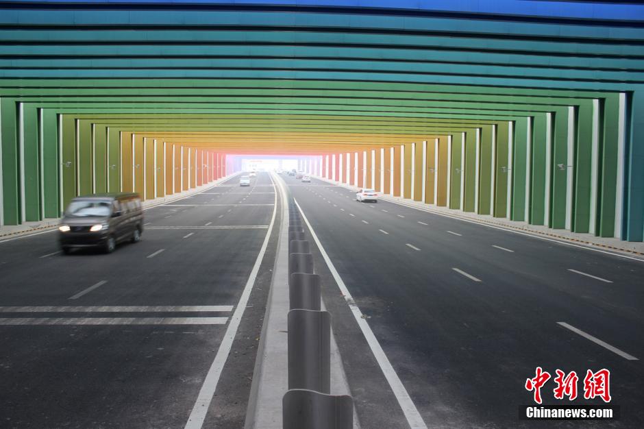 河南“彩虹隧道”酷炫缤纷