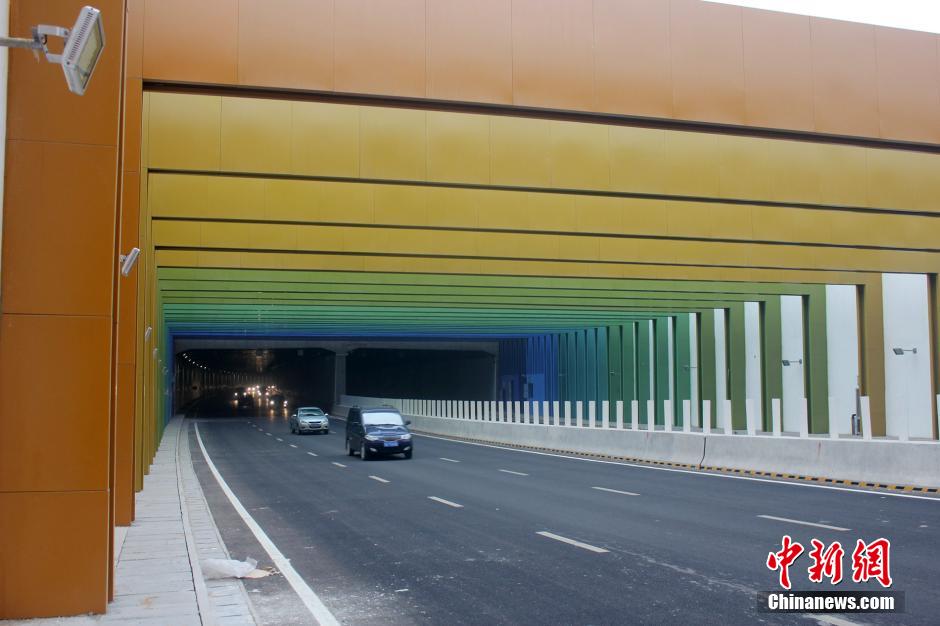 河南“彩虹隧道”酷炫缤纷