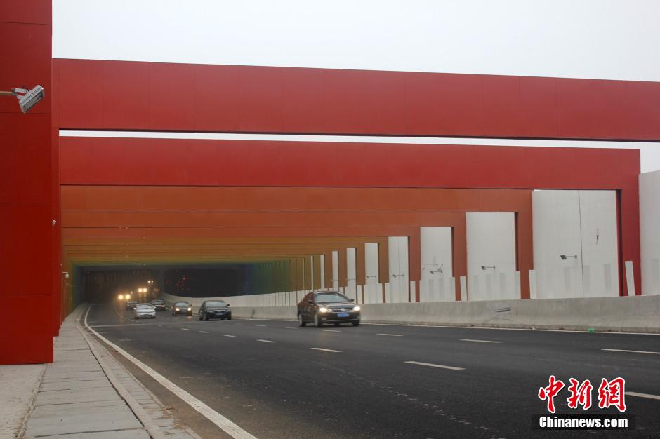 河南“彩虹隧道”酷炫缤纷