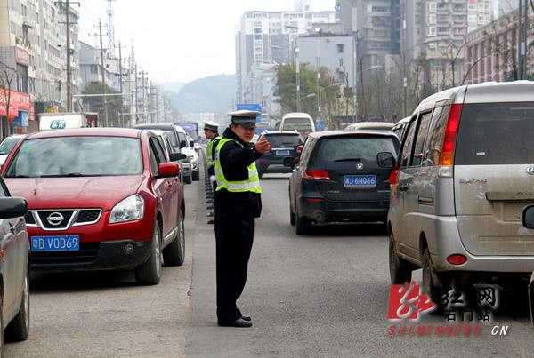 石门县公安局交警大队交警在指挥交通